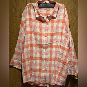 Umgee crinkle top in a coral and white  plaid pattern.